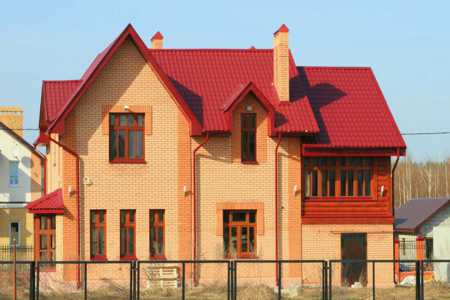 Дом из кирпича с красной крышей