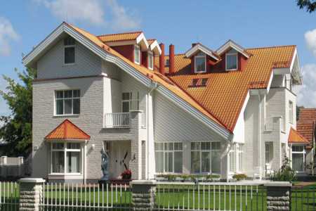 Дом из теплой керамики с интересной формой крыши